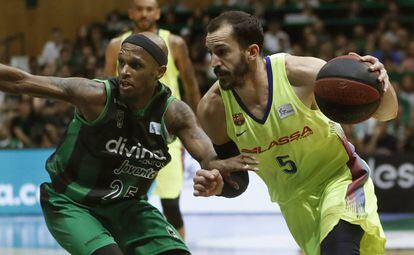 Pau Ribas finta sobre McFadden.