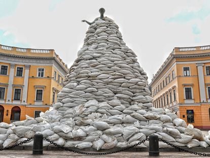 Una escultura de Odesa (Ucrania) protegida por sacos de arena.