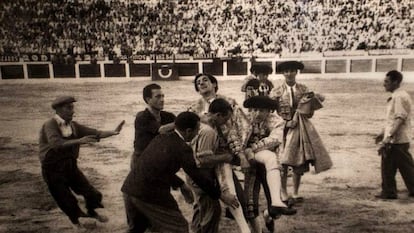 Manolete es llevado en brazos tras la cogida que le causaría la muerte.