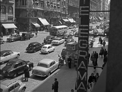 Tráfico de coches en la Gran Vía de Madrid en una imagen de 1959.
