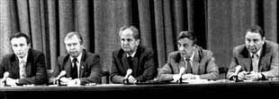 La junta golpista ofrece una conferencia de prensa el 19 de agosto de 1991. De izquierda a derecha, Alexandr Tizyakov, presidente de las empresas públicas de la URSS; Vasili Starodubtsev, presidente del sindicato agrario; Borís Pugo, ministro del Interior; Guennadi Yanáyev, vicepresidente de la URSS, y Oleg Bakianov, vicepresidente del Consejo de Defensa.