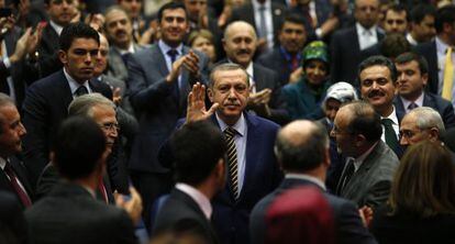 Erdogan, rodeado de miembros de su partido, ayer en Ankara.