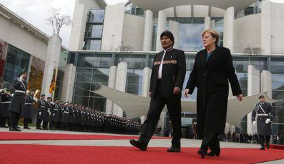 El presidente boliviano, Evo Morales, y la canciller alemana, Angela Merkel, en Berlín en noviembre