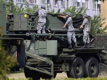 Soldados japoneses junto a uno de los sistemas antimisiles situados en el Ministerio de Defensa, en Tokio.