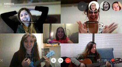 Raquel García Chico, en una videollamada grupal por Skype con sus amigas.