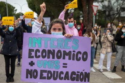 Estudiantes y empleados se concentran frente a la Universidad Europea de Madrid para protestar por el ERE a profesores.