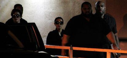 Kris Jenner y Kim Kardashian abandonan el Sunrise Hospital & Medical Center.