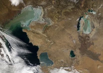 La imagen desde el espacio muestra al Caspio cubierto parcialmente por las nubes. A la derecha, lo que queda del Aral, fragmentado en dos partes.
