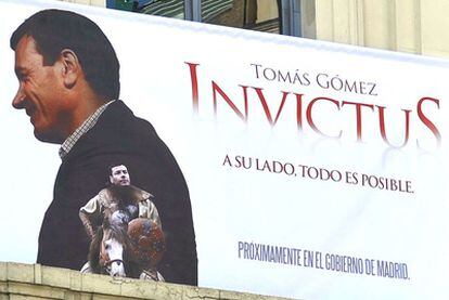 Cartel, que simula una película y vaticina la victoria electoral de Tomás Gómez, en el blacón de la sede del PSM en Callao.