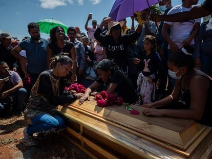 Familiares se despiden de uno de los fallecidos den el colapso de Bulla Loca en La Paragua (Venezuela) el 22 de febrero 2024.