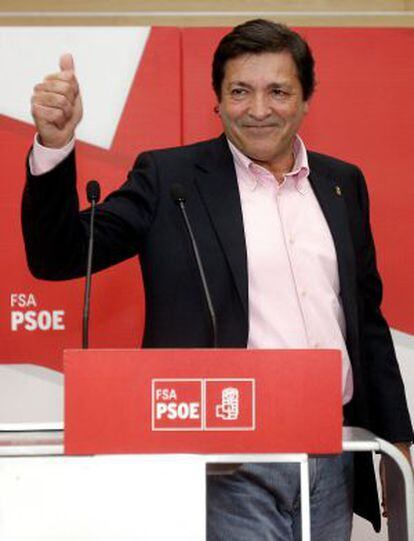 El candidato del PSOE a la Presidencia del Principado de Asturias, Javier Fernández, comparecencia en Oviedo tras conocer los resultados electorales.