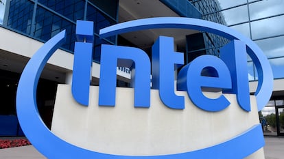 Logo de Intel en su sede de Santa Clara, California.