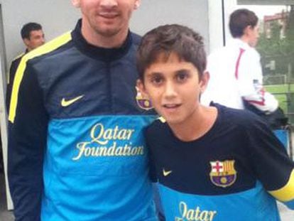En Ben, amb el seu ídol Leo Messi, abans d'un entrenament del primer equip.