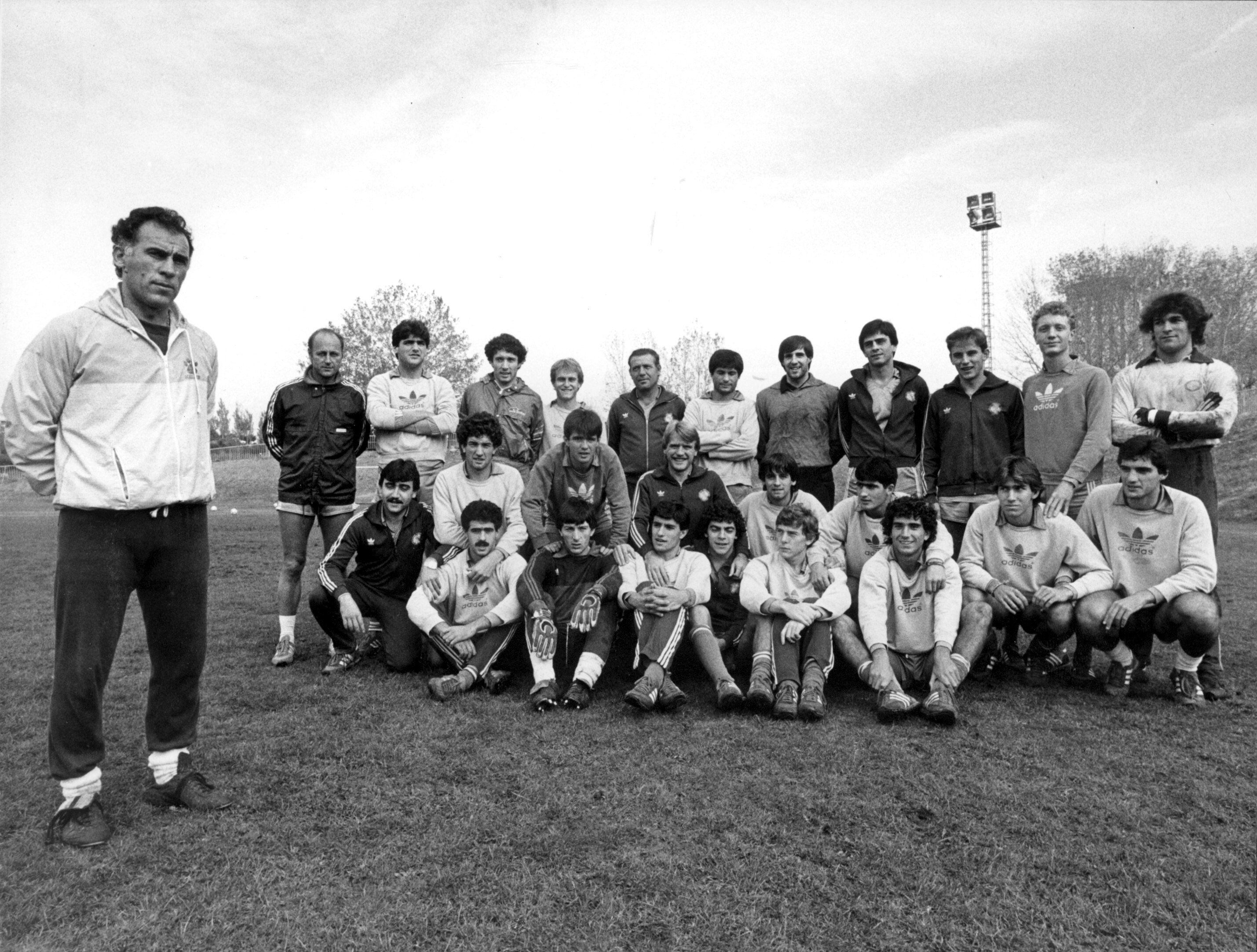 Amancio Amaro, a la izquierda, posa con jugadores y técnicos del Castilla, entre ellos los componentes de la llamada 
