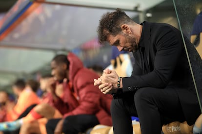 Simeone, en el banquillo durante le partido entre el Atlético y el Oporto este martes en Do Dragao.