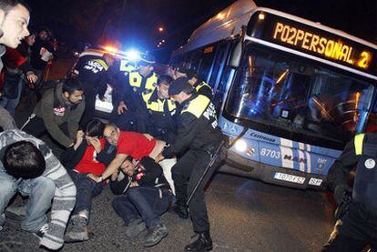 La policía interviene ante la actuación de los piquetes que trataban de impedir la salida de los autobuses en la puerta de las cocheras de la EMT en Fuencarral.