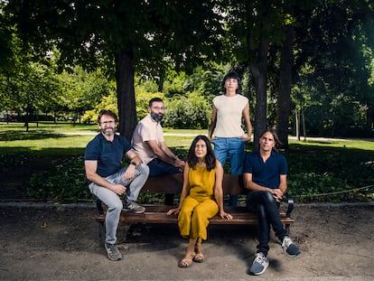 De izquierda a derecha, Alberto Marini, Fran Araújo, Isa Campo, Isabel Peña y Rafael Cobos, guionistas de la adaptación televisiva del 'podcast' 'El gran apagón', este martes en el parque de El Retiro de Madrid.