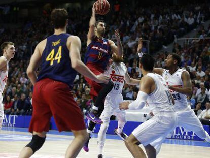 Navarro entra a canasta ante la defensa del Real Madrid.