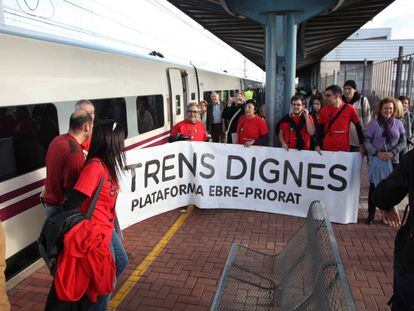 Membres de la plataforma Trens Dignes a l&#039;Aldea. 