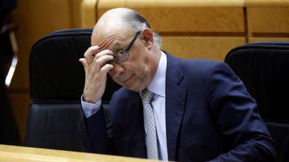 Cristoba lMontoro, ministro de Hacienda, en el Senado.