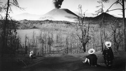 El volcán Paricutín expulsando cenizas en 1950.
