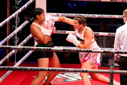 La boxeadora mexicana Jeannette Zacarías recibe un puñetazo de Marie-Pier Houle en Montreal, Canadá, en un fragmento del combate.