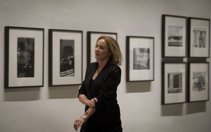 Jessica Lange en Barcelona, delante de algunas de sus fotograf&iacute;as.