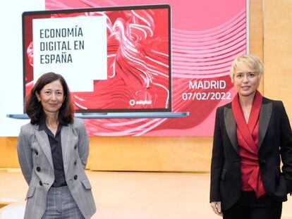 Carina Szpilka, presidenta de Adigital, y Carme Artigas, secretaria de Estado de Digitalización e Inteligencia Artificial.