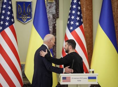 El presidente estadounidense ha anunciado 470 millones de euros en ayuda adicional a Kiev y ha adelantado que esta semana se conocerán más sanciones contra Rusia. En la imagen, Biden y Zelenski, tras la rueda de prensa. 