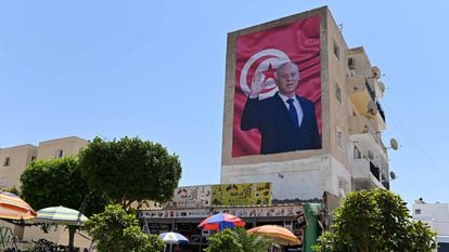 Un cartel con la imagen del presidente de Túnez Kais Said está desplegado en un edificio en la ciudad de Kairouan este martes.