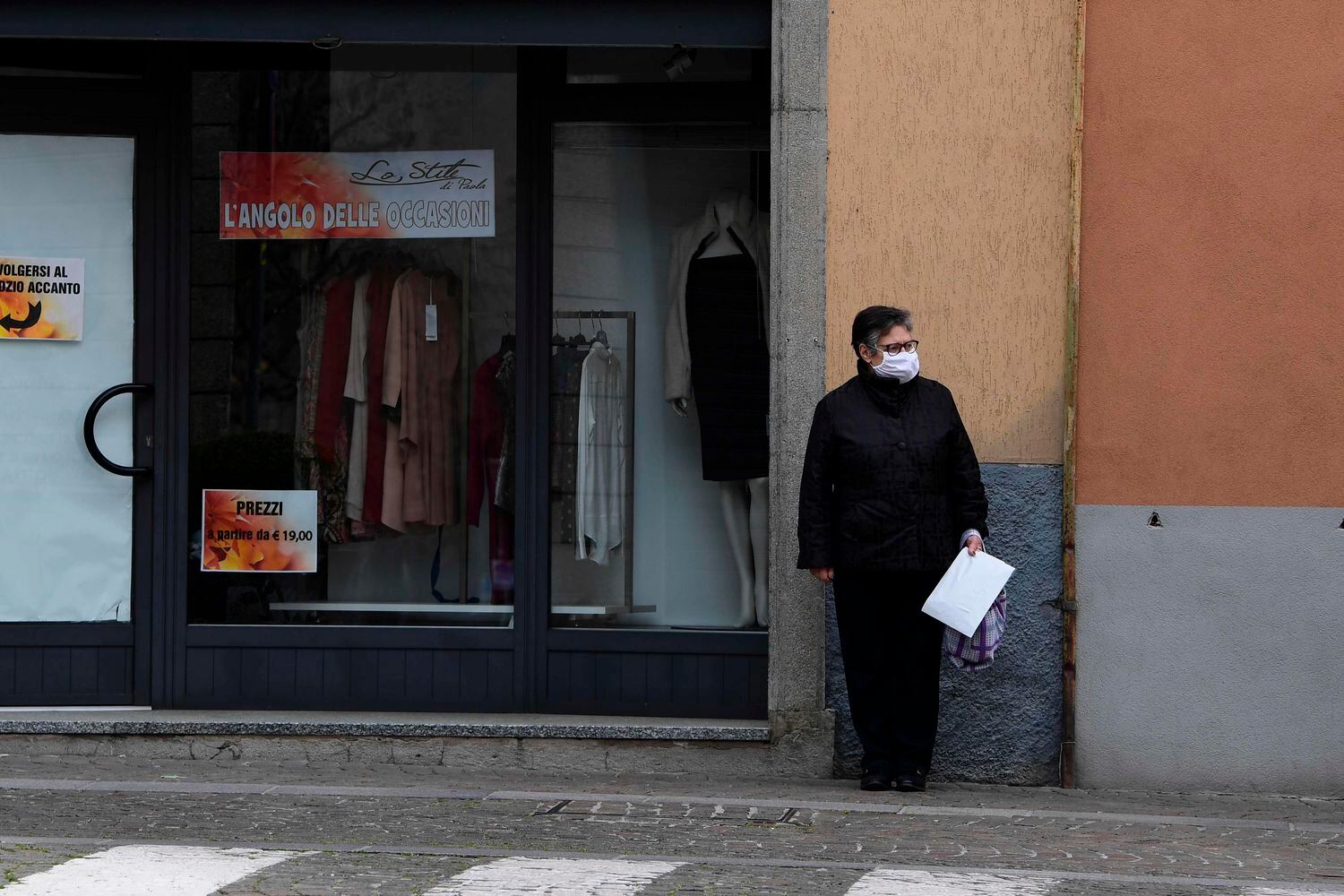Una mujer lleva una máscara en Albino, cerca de Bérgamo