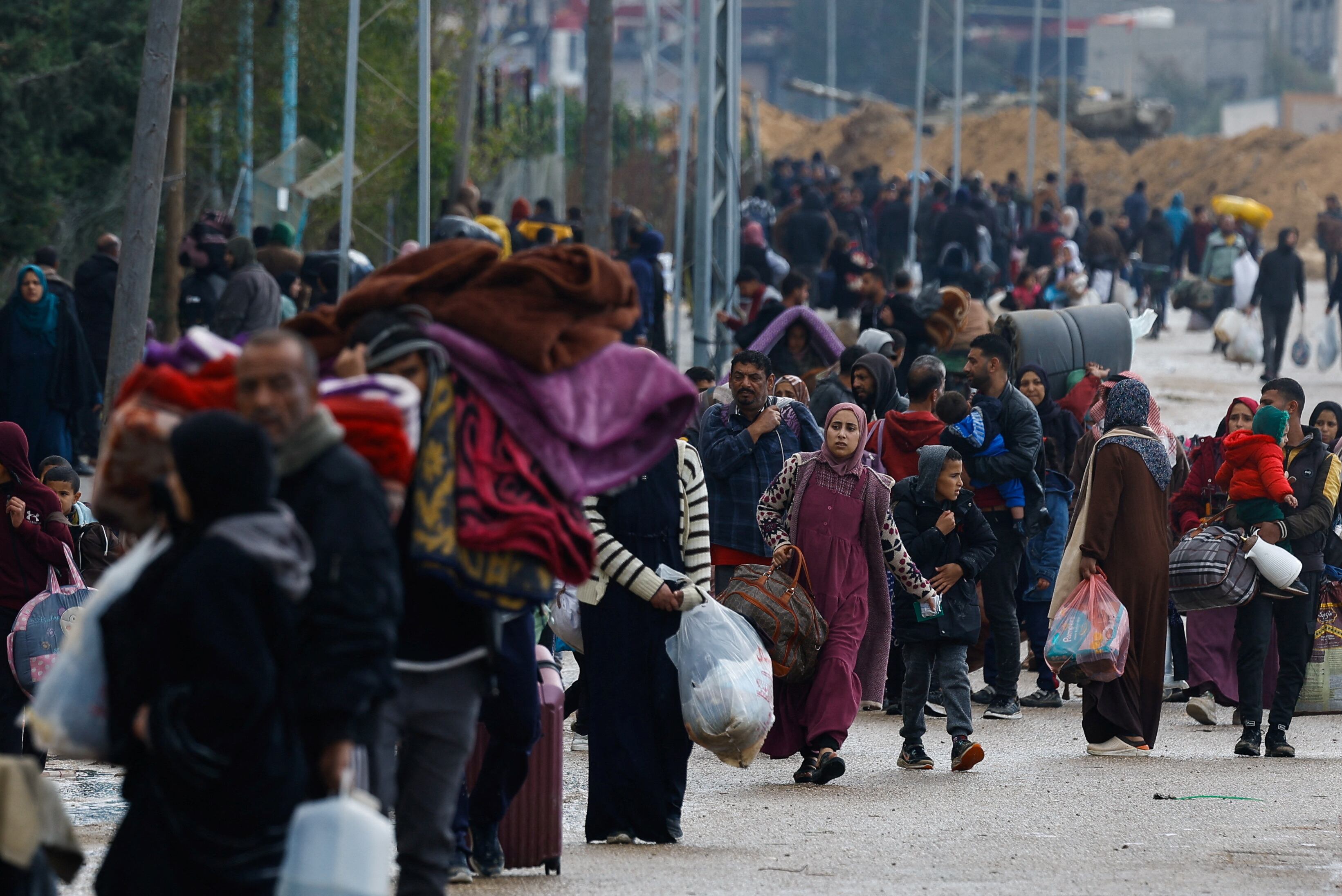 Una columna de refugiados palestinos abandona Jan Yunis para dirigirse a Rafah, en el extremo sur de la franja de Gaza.