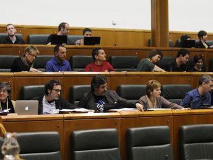 La bancada de EH Bildu en un pleno reciente del Parlamento.