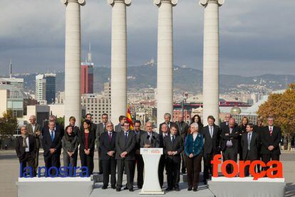 Josep Antoni Duran i Lleida, en el centro, con todos los diputados y senadores de Convergència i Unió elegidos el 20-N.