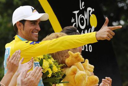 El ciclista celebra su victoria con el gesto estereotipado del pistolero dando en la diana