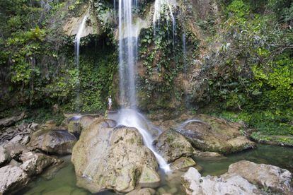 El Salto de Soroa, bautizado como el Arcoíris de Cuba: una cascada de 22 metros de altura en la que además está permitido bañarse.
