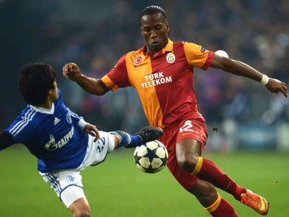 Drogba, con el balón ante Uchida del Schalke.