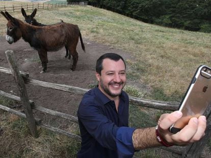 Salvini, ministro de Interior italiano, se hace un selfie en una granja que fue confiscada a la mafia italiana en 2007. 