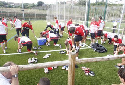 Jugadores del Athletic terminan de cambiarse antes de un entrenamiento en Astrabudua durante la pretemporada.