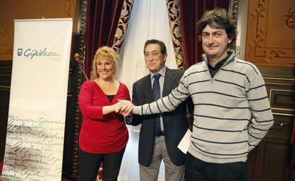 Ainhoa Intxaurrandieta, Carmelo Aguas y el diputado Iñaki Errazkin, antes de la rueda de prensa celebrada en la Diputación de Gipuzkoa.