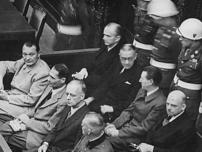 Algunos de los acusados, miembros del régimen nacional socialista alemán, sentados ante el tribunal durante los Juicios de Núremberg. En primera fila, de izq. a der: H. Göring, R. Hess, Joachim von Ribbentrop y W. Keitel.
