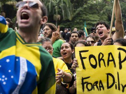 Grupo protesta contra Dilma en São Paulo.