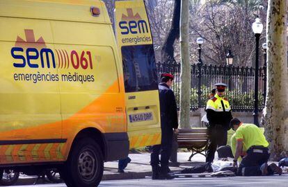 Un servicio de ambulancia atiende a una persona en Barcelona. 
