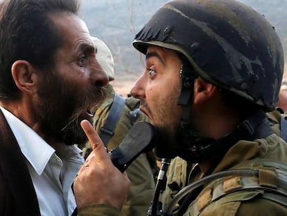 Un hombre palestino discute con un soldado israelí durante los enfrentamientos por una orden sobre el cierre de una escuela palestina en Nablus, Cisjordania.