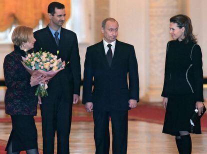 La esposa de Putin ofrece un ramo de flores a Asma Asad, durante la visita del matrimonio Asad a Moscú en enero de 2005. Rusia, con una base naval permanente en Siria, es uno de los principales aliados del régimen.