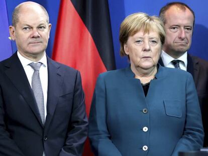 El ministro de Finanzas alemán, Olaf Scholz, junto a la canciller, Angela Merkel.