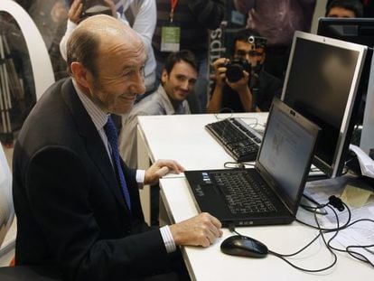 Alfredo Pérez Rubalcaba en el encuentro con internautas a través de una twitterentrevista, realizada desde la sede del partido en Madrid.