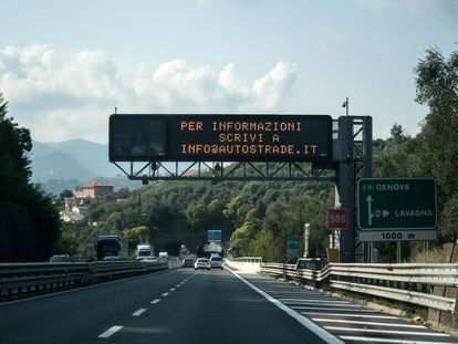 Autopista A12 operada por Autoestrade cerca de Génova.