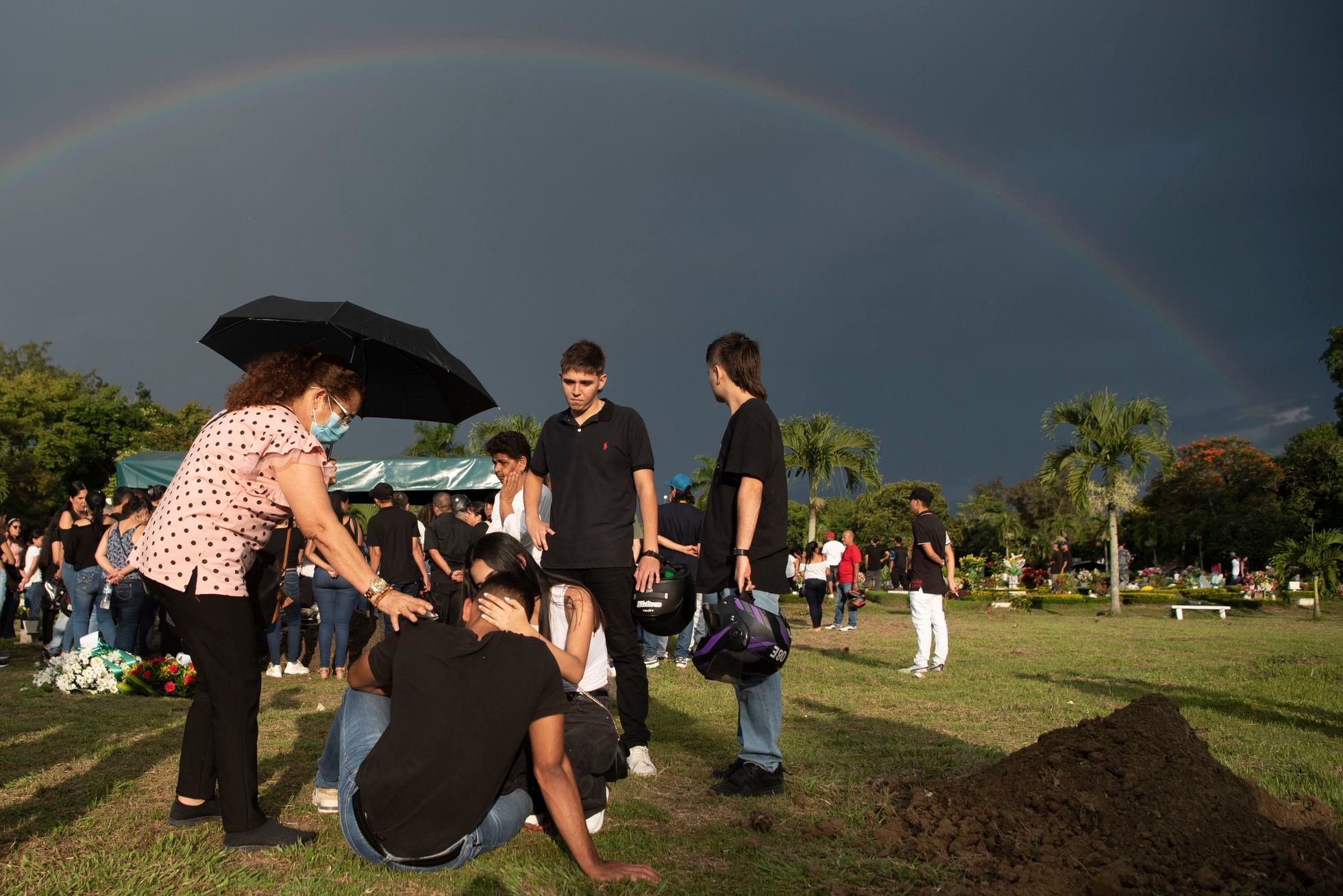 Familiares y allegados consuelan a Juan David Llano Marulanda durante el funeral de su hermano, Esteban, fallecido en el incendio de la cárcel de Tuluá.