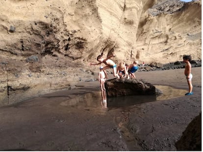 La playa puede ser un espacio de aprendizaje fundamental este verano. En la imagen varios niños, alumnos de la playa escuela El Médano, juegan en los charcos de la playa en un día de escuela.